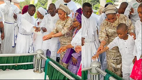 "This Is Painful! See The Moment Yoruba Actress Remi Surutu Says Her Final Goodbye To Her Mother.