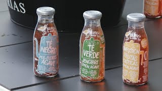 O primeiro té embotellado coa certificación ecolóxica de Galicia leva o selo dun cambadés