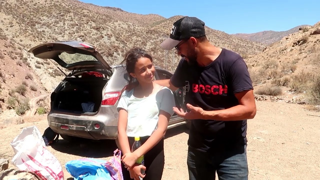 موسم جني اللوز في منطقة ايت تونارت قبيلة اداومحمود لوز طبيعي ًبيوً