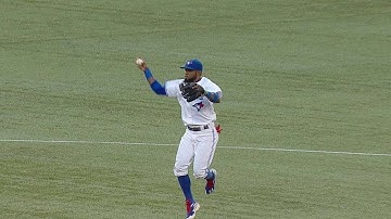 BOS@TOR: Reyes barehands a chopper, fires for the out