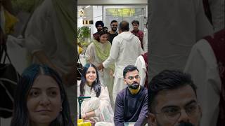Who Is The Man Anushka Sharma Touched Feet Of At Delhi Airport?😱#viratkohli #anushkasharma