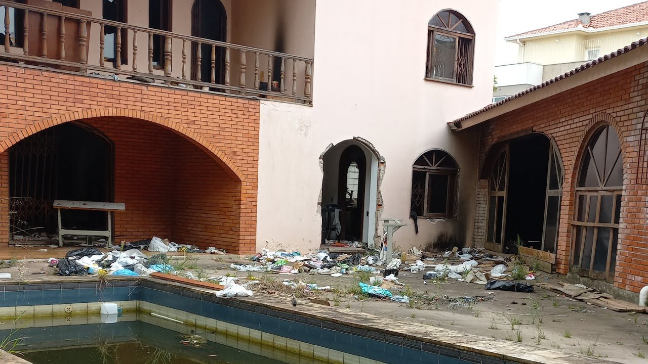 mansão abandonada de 3 andares com piscina, sauna e adega subterrânea