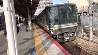 Aシート‼︎223系1000番台V3編成＋225系0番台新快速野洲行き尼崎駅到着発車。