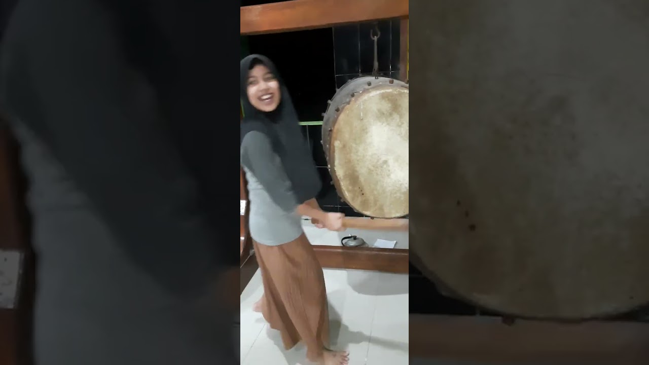 Bermain beduk masjid