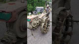 Traktor Lewat Jalan Raya shorts