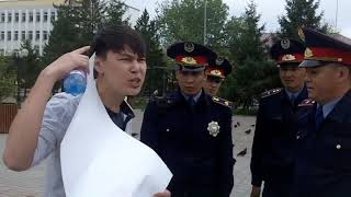 В Казахстане молодого парня задержала полиция за пустой плакат В Казахстане молодого парня задержала полиция за пустой плакат