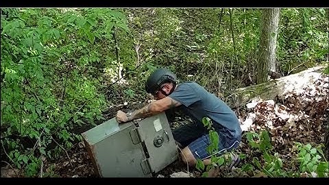 Guy blows up safe