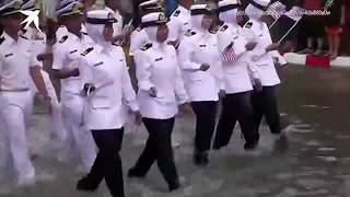 Российские моряки маршируют по щиколотку в воде на параде в Таиланде