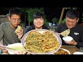 【陕北霞姐】菜园子韭菜吃不完，割上一茬烙“韭菜鸡蛋馅饼”，一上桌全家人都抢着吃，太香了！