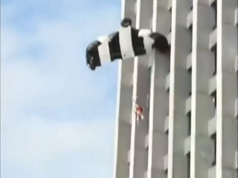 Susto: vídeo mostra homem caindo após paraquedas não funcionar em
