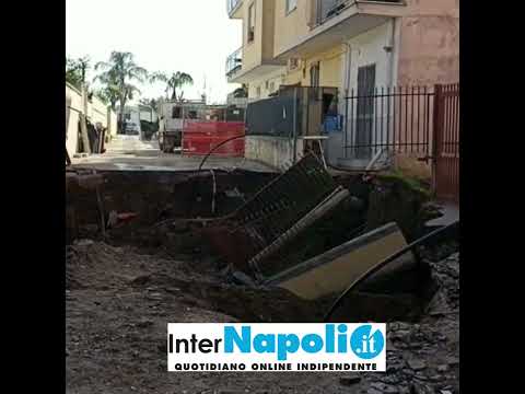 Enorme voragine squarcia la strada a Villaricca, famiglie sgomberate 6