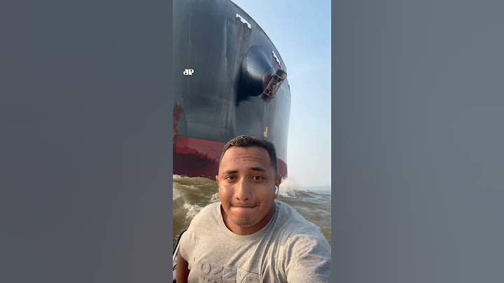 Homem grava vídeo próximo a navio gigante e choca web #shorts