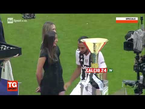 Benatia Gets rejected by Prize Girl during Seria A Championship Presentation