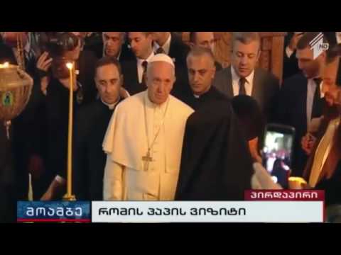 Папа Франциск крестится перевернутым крестом