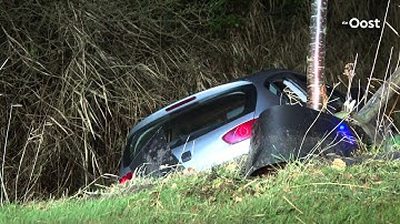 Opnieuw auto in de sloot: vrouw belandt in Vriezenveen naast de weg