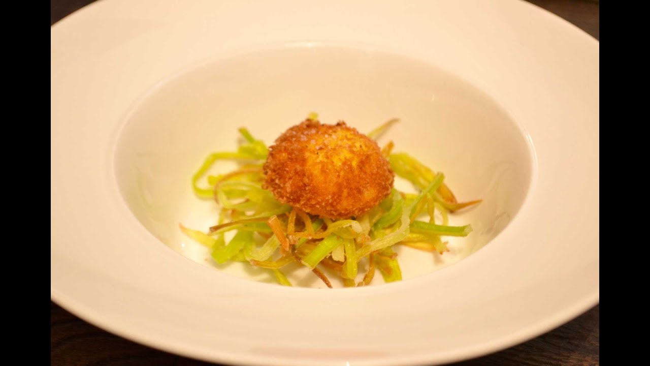 Tuorlo fritto su nido di porri