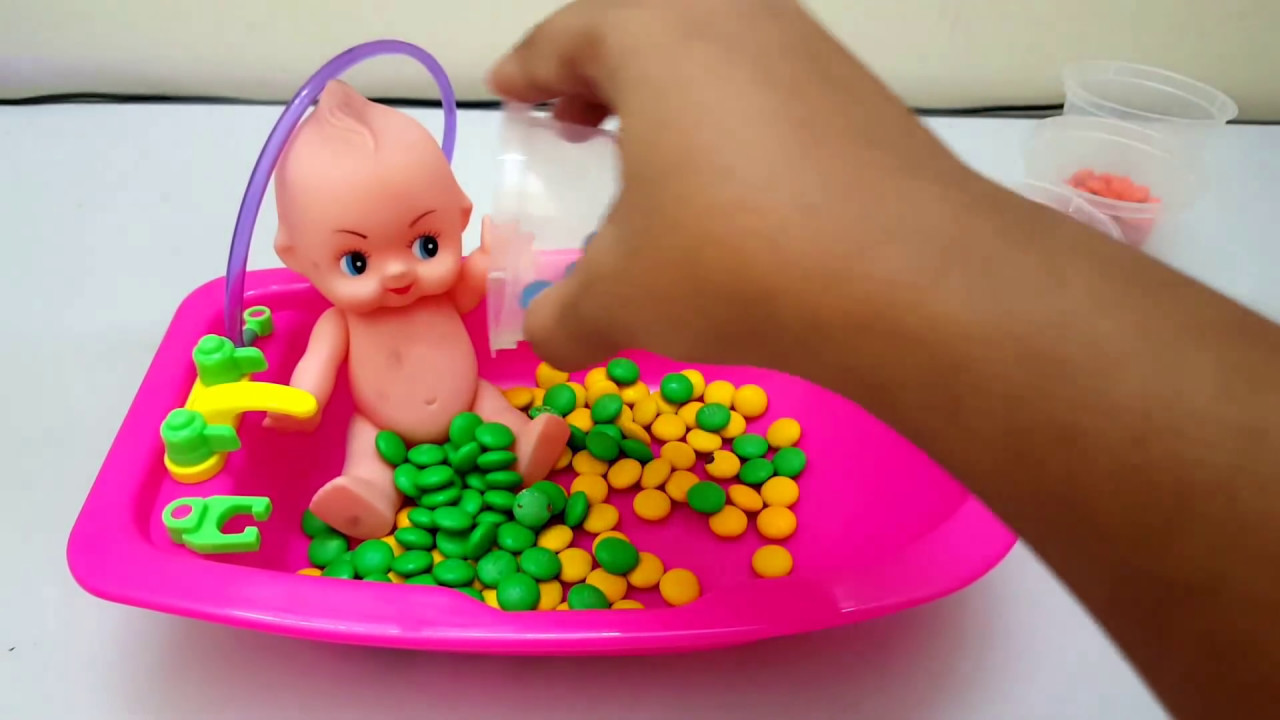 Learn Color's Baby Doll Bath Time M&M chocolate Candy's YouTube