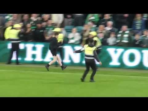 Hilarious Celtic steward slips following chase with pitch invader - who laughs in his face