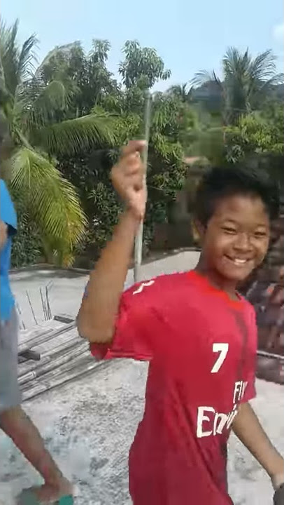 Detik2 bertengkar gara2 rebutan layangan...((ngakak))