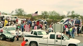 Dueling Immigration Protesters Face Off in Ariz.