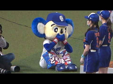 大野雄大のインタビューの受け答えを聞いて笑いを堪えきれなくなっているドアラ (2022/04/01)