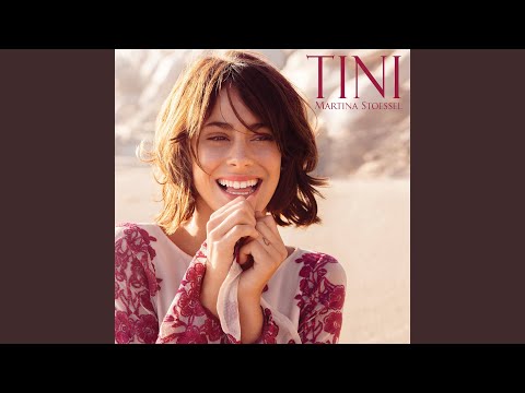 Onam tangasini yechib, mushukini ko‘rsatadi (video)