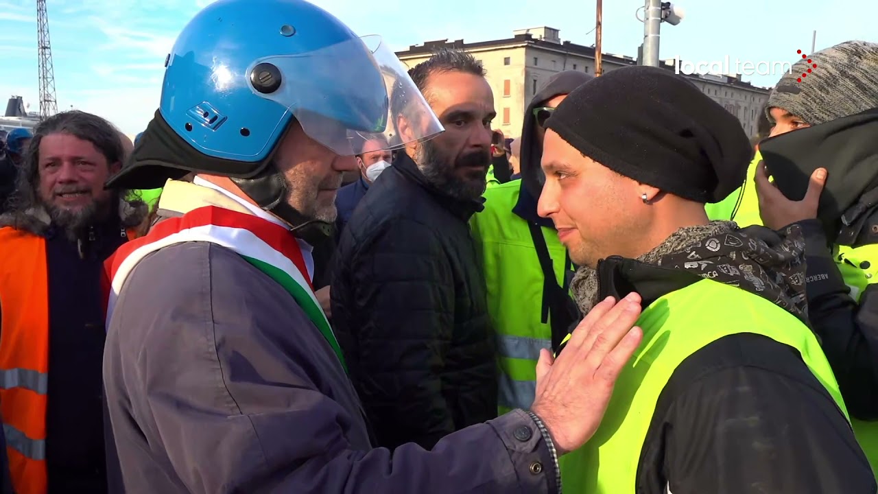 Trieste, tentativo di sgombero del presidio No Green Pass al porto, polizia in azione