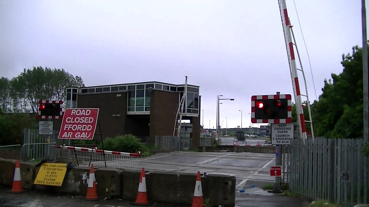 Port Talbot Level Crossing Barriers Lowering - YouTube