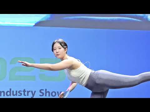 스포엑스 spoex 레깅스 스포츠웨어 입은 바레 필라테스 강사가 강연하는 모습