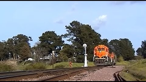 GP50/GP39-2 BNSF 3204 O11 Local at East Gateley (Pinole), CA  March 10, 2002