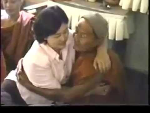 ဗမာ ဘုန်းကြီး မှ ဒကာမ များအား နှာဘူးထနေသည် ...
