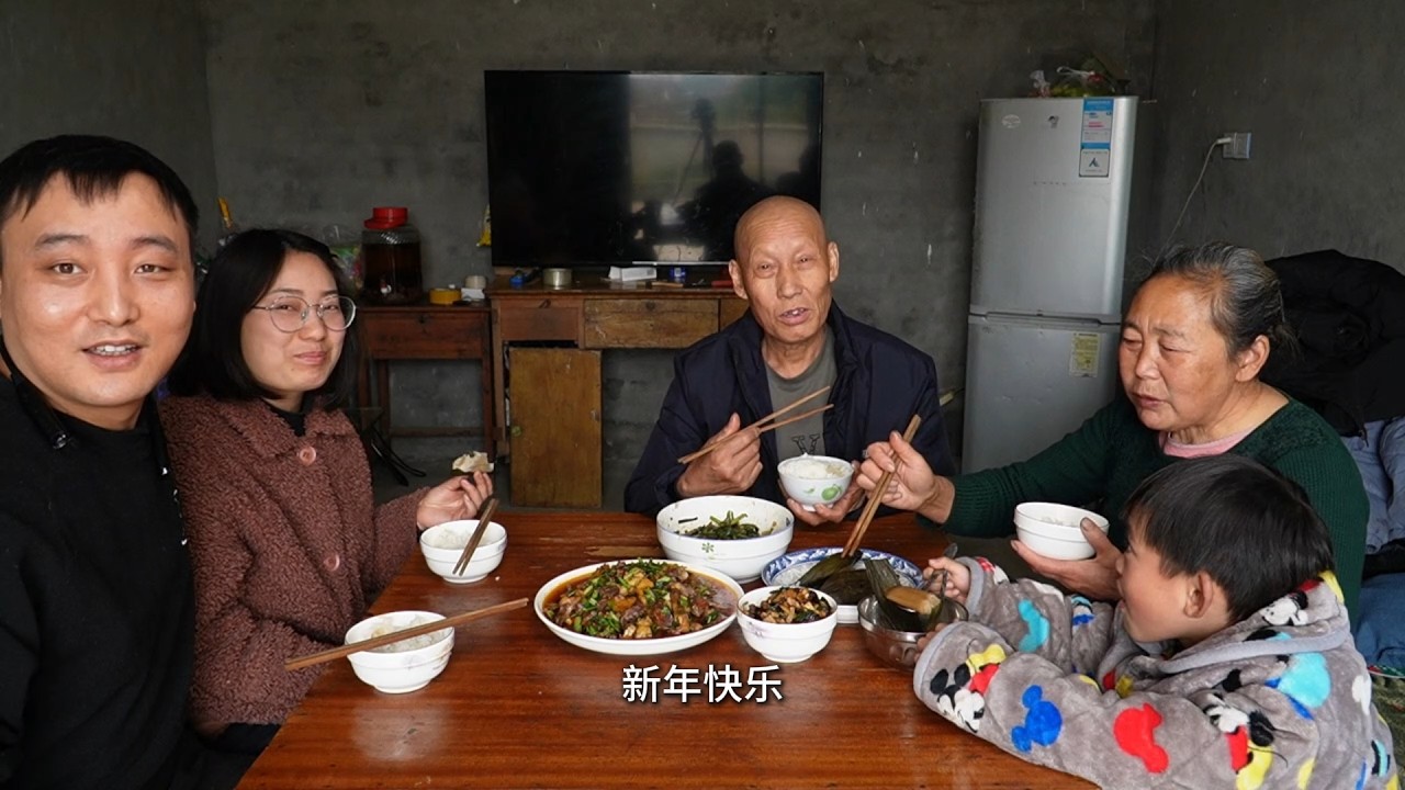 米饭哥一家人吃饭，结果米饭不够，泡椒鸡杂拌上面条才吃饱了