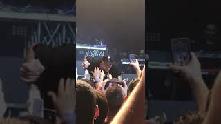 Clementino si accende una canna LIVE