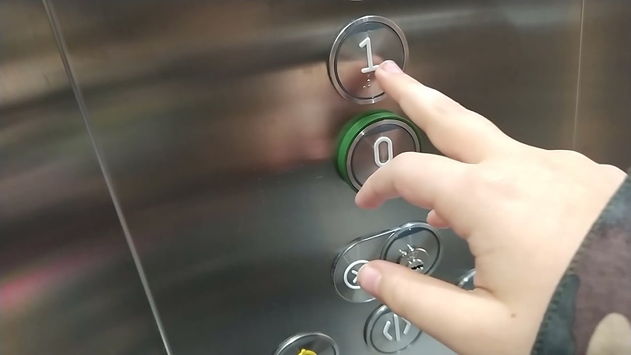 Ascensor Orona 3G del 2019 en Pull&Bear, Vigo, España