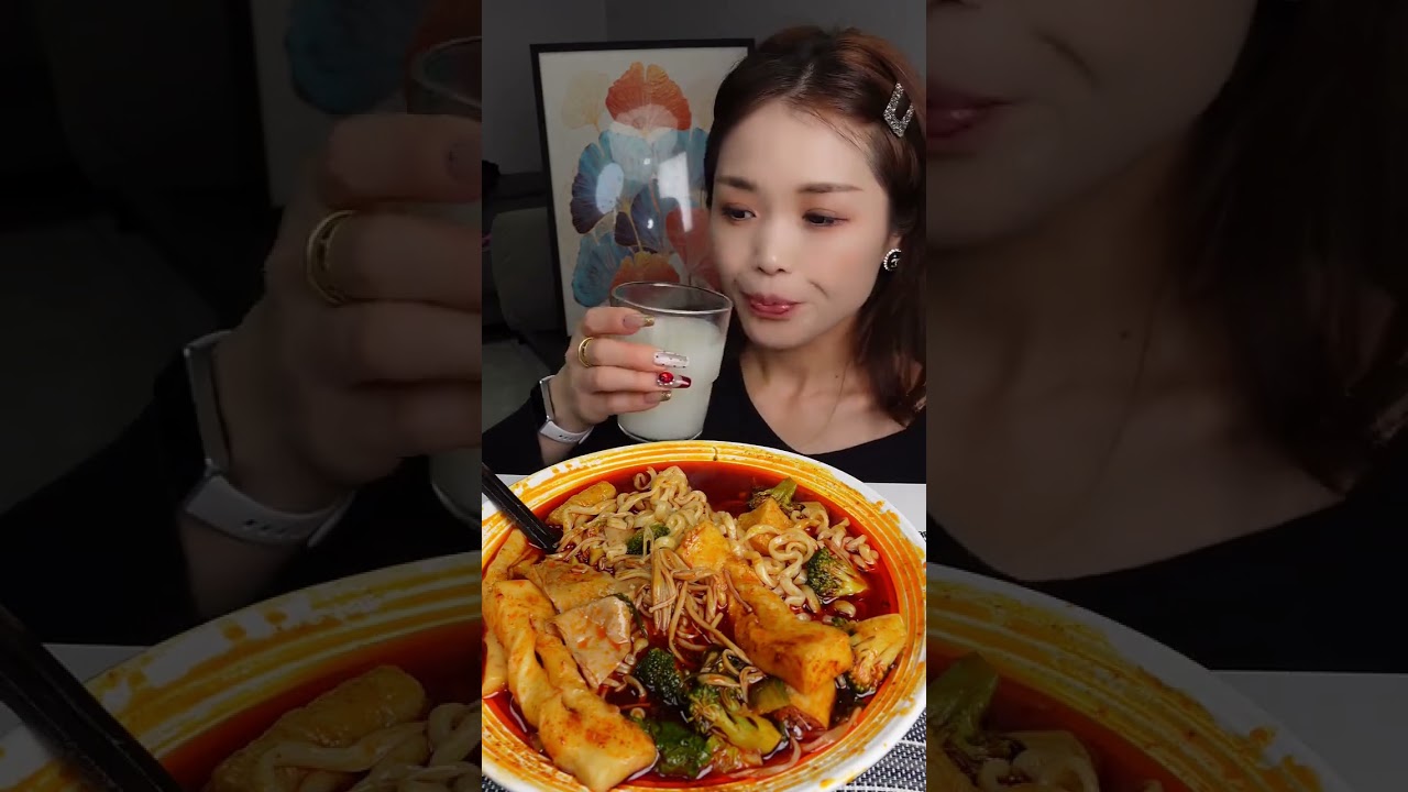 One bite of steamed bun one bite of spicy hot pot so fragrant. I love big steamed buns so