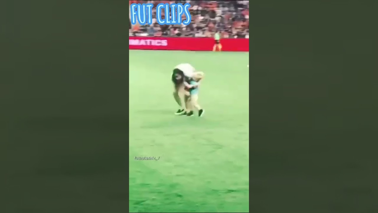 CRIANÇA INVADE CAMPO DE FUTEBOL! E OLHA O QUE A MÃE FEZ?!