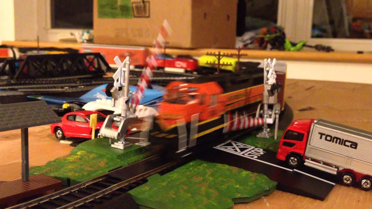 Bachmann train crossing - YouTube