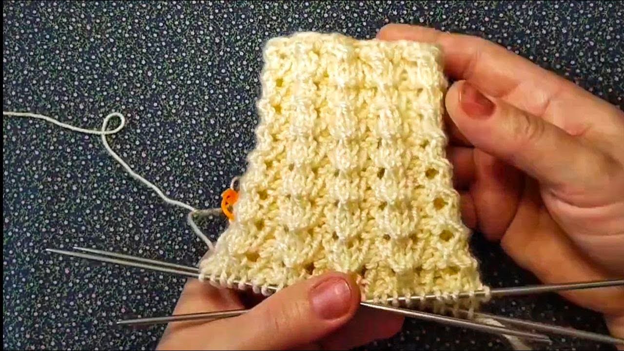 Один ряд узора, и красивая резинка на носочках / простой узор спицами.