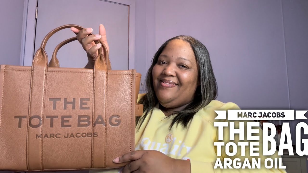 MARC JACOBS THE TOTE BAG UNBOXING & REVIEW + WHAT FITS INSIDE?