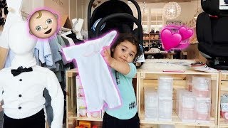 Download lagu ELLE PICKS OUT HER LITTLE SISTERS FIRST OUTFIT... mp3