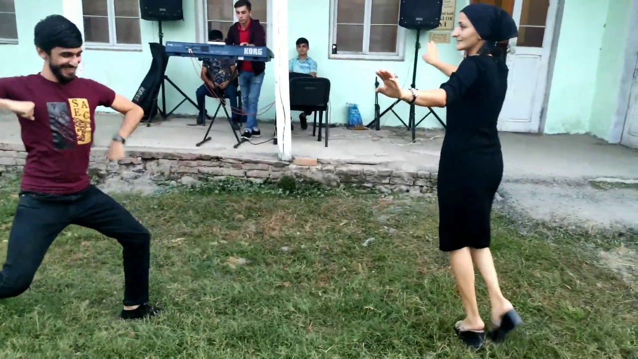 Девушки танцуют лезгинку видео. Чеченцы лезгинка. Чеченские девушки танцуют. Чеченка танцует лезгинку. Чеченские девушки танцуют лезгинку.