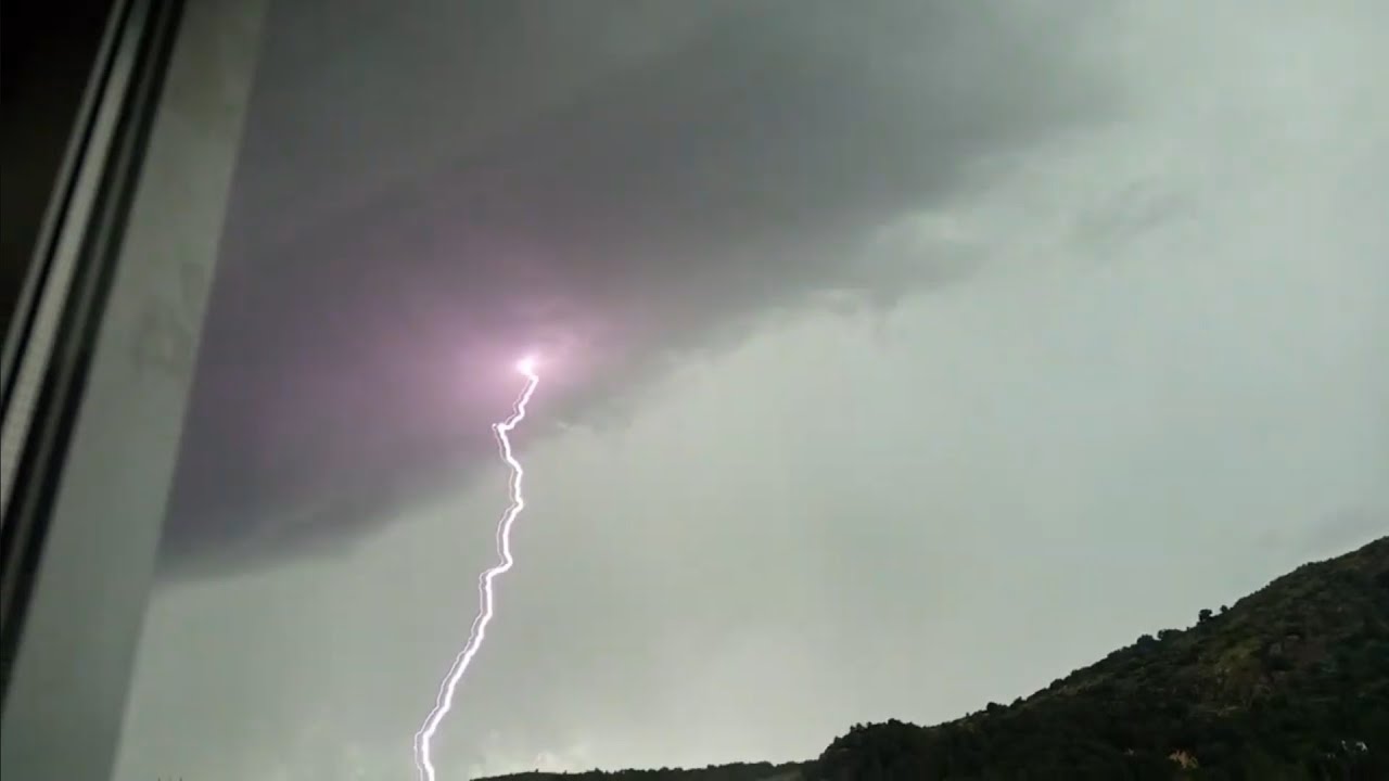 Negrura y tormenta eléctrica potente en Bustarviejo, Sierra Norte de Madrid, España 11 Junio 2025