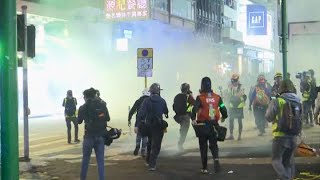 Сотни демонстрантов устроили погромы около крупных торговых центров в Гонконге