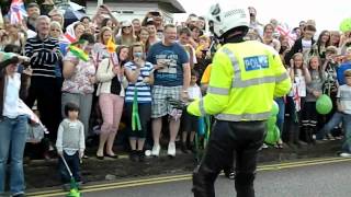 Olympic Games 2012 London: dancing policeman // tanzender Polizist screenshot 3