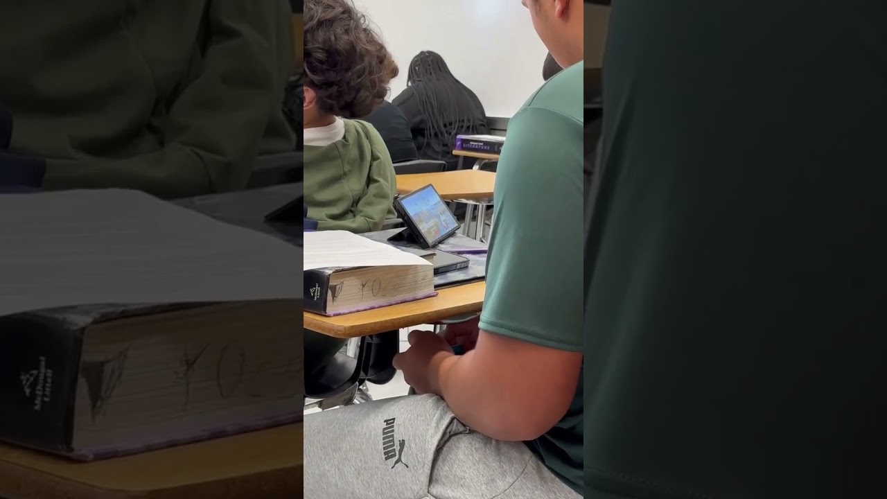 This guy just loves smash so much that he will play it in school😂 