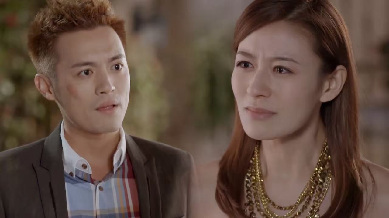 Женщина врезается на своей машине в Золушку, и генеральный директор преподает ей строгий урок!