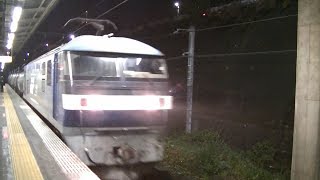 夜のJR武蔵野線船橋法典駅を通過するタンク車貨物(EF210形牽引)