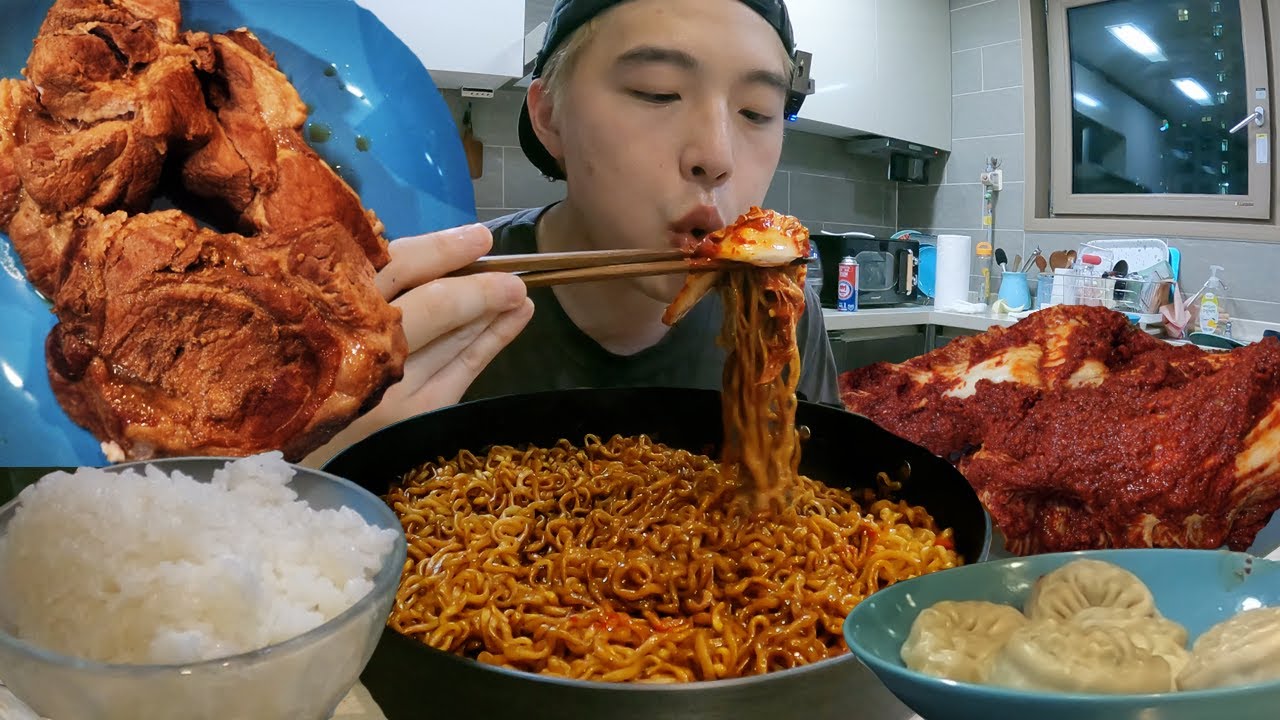 극강의 매운 실비김치 통으로 찢어서 통수육에 먹고 고봉밥에 먹고 짜파게티에 먹고 만두에 먹고  계속 먹고