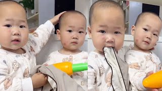 【超萌双胞胎】给哥哥揉揉头，千万别哭啊!【西西和柚柚呀】#funny #cutebaby #萌娃 #搞笑 #baby