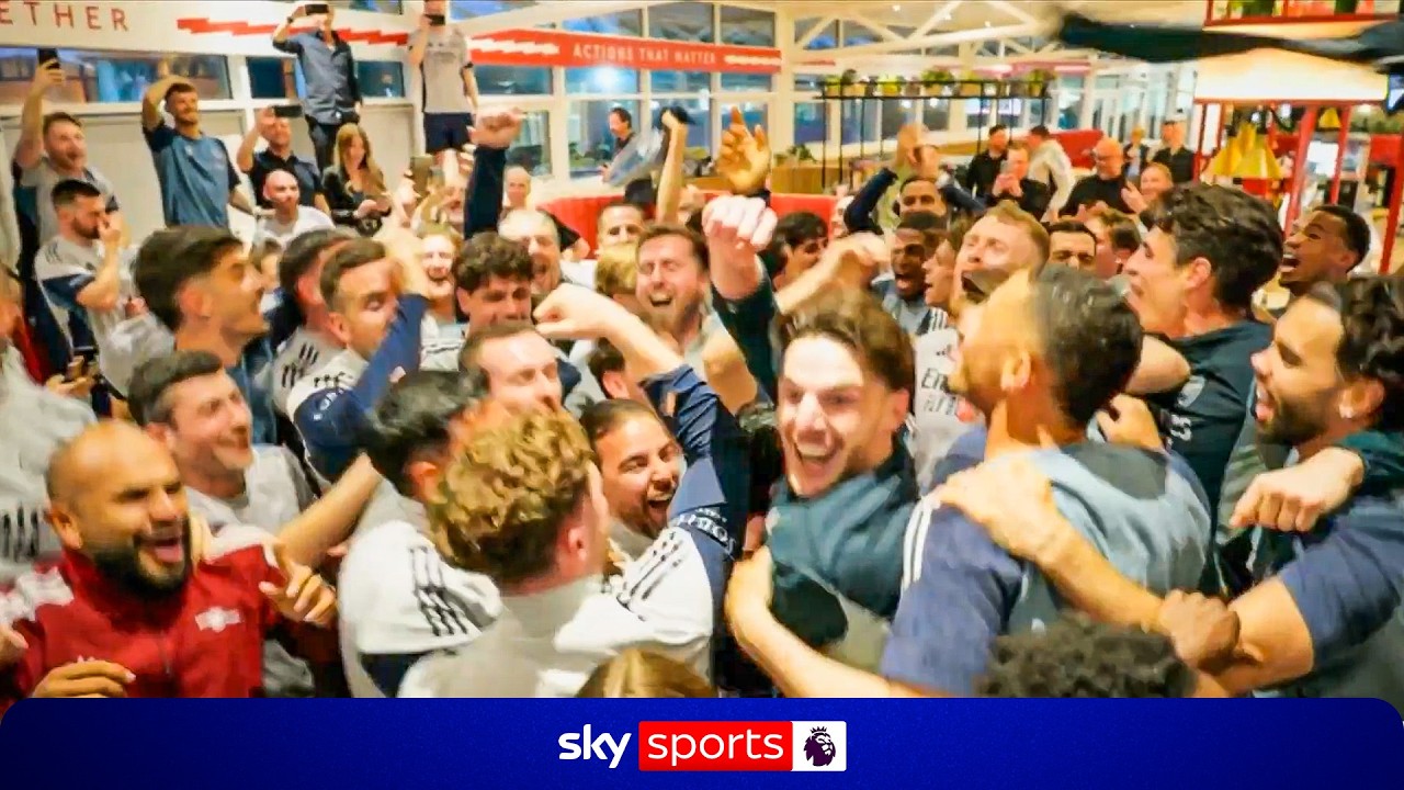 Arsenal players CELEBRATE winning the Premier League after City draw! 🔴🎉